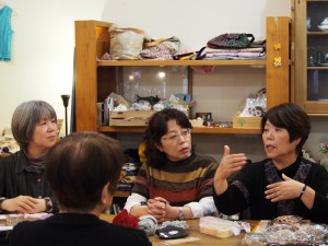 編み物サークルのメンバー 左から島田玲子さん、鈴木あずささん、岩永隆子さん