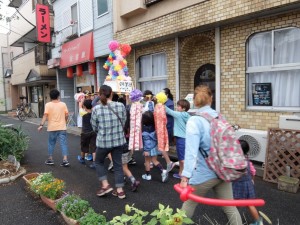 川崎市川崎区の「鋼管通商店街」で行われた「ブツブツ交換祭り」。手作りの子どもみこしのかけ声は「ブツブツ、コウカーン」。