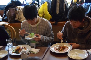 子供も学生スタッフも食事を美味しそうに食べていました