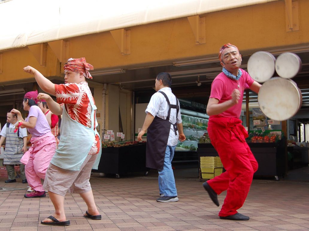 ダンスアーティストの新井英夫さん（右端）のワークショップで自由な動きを楽しむカプカプの利用者